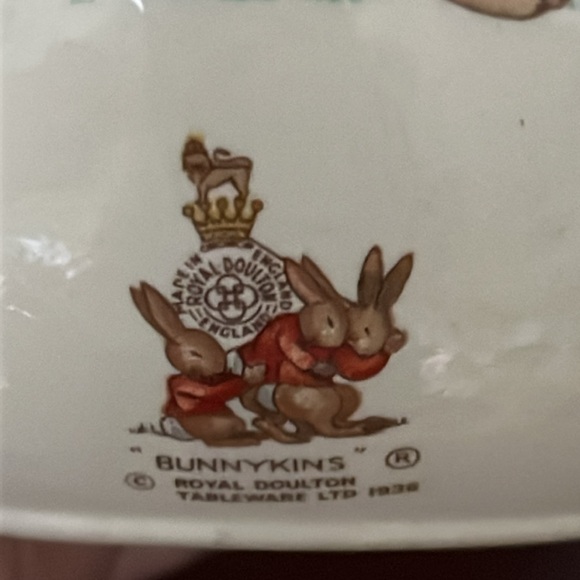 Royal Doulton Bunnykins Bank with Puppet Show & Bunny Rabbit Audience - Picture 10 of 12